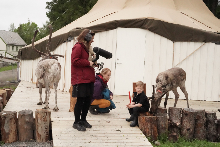 Jane, Anne und Lars Johannes bei den Rentieren