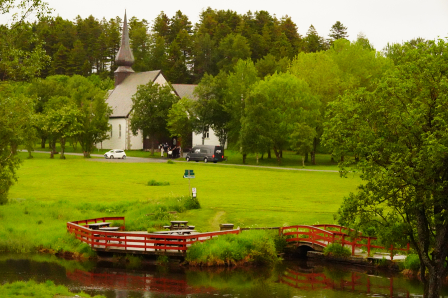 Kirche mit idyllische Teichlandschaft