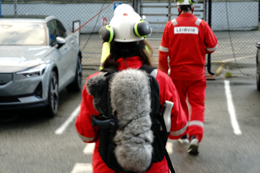 Die Journalistin Jane Tversted auf dem Weg zum Wohnquatier von Hugin A